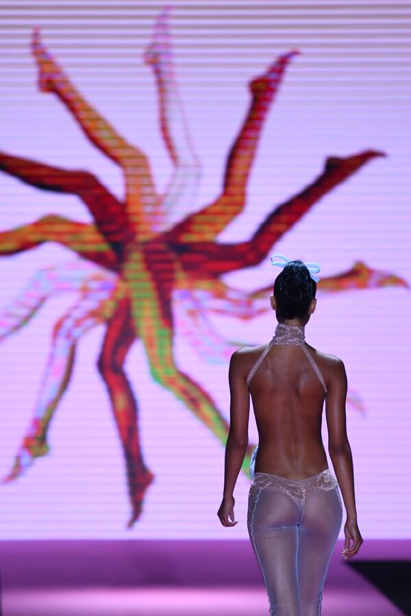 Модель во время презентации коллекции Andres Sarda на неделе моды Mercedes Benz Spring/Summer 2020 в Мадриде  - Sputnik Казахстан