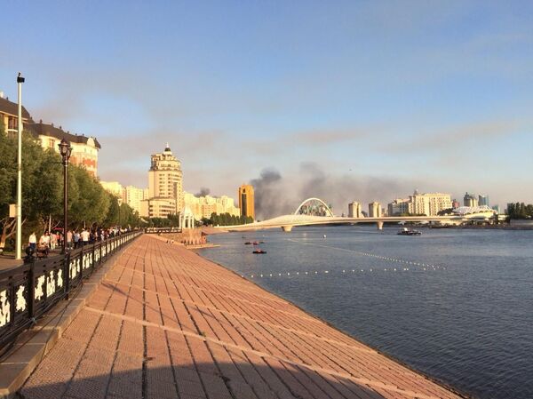 Черный дым валил из элитного квартала - фото и видео пожара в Нур-Султане - Sputnik Казахстан