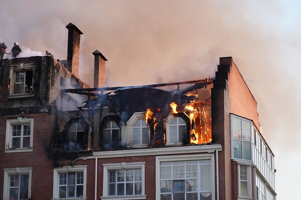 Черный дым валил из элитного квартала - фото и видео пожара в Нур-Султане - Sputnik Казахстан