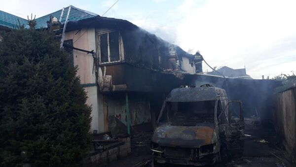 Частный дом горит в мкр. Тау самалы - Sputnik Казахстан