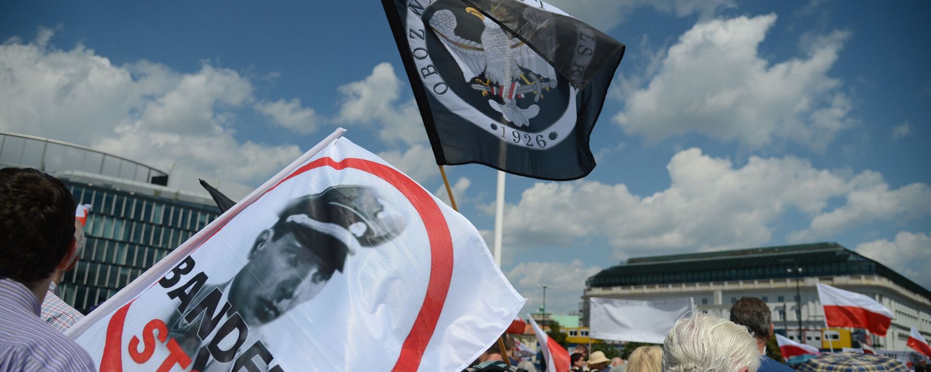 Участники во время акции памяти жертв Волынской резни в Варшаве - Sputnik Казахстан, 1920, 25.08.2025