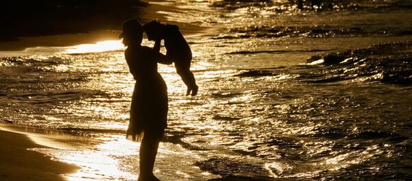 Женщина с ребенком на море Женщина с ребенком на море - Sputnik Казахстан