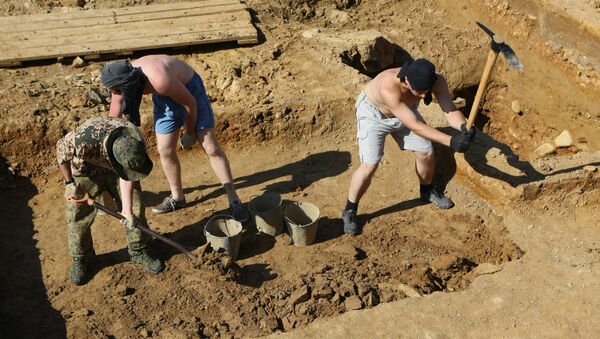 Архивное фото археологов во время раскопок на древнейшем археологическом памятнике - Sputnik Қазақстан