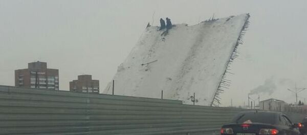 Рабочие на накренившемся мосту в Усть-Каменогорске Рабочие на накренившемся мосту в Усть-Каменогорске - Sputnik Казахстан