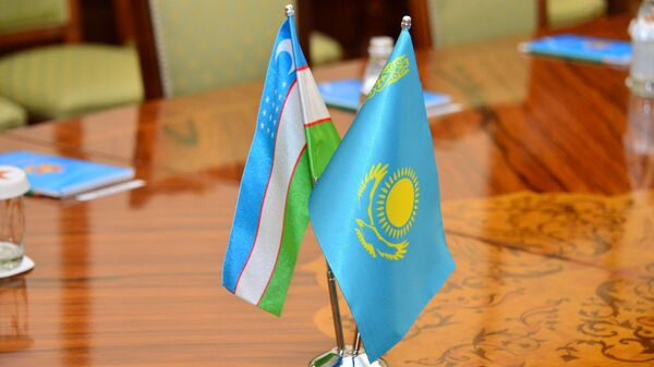 Флаги Казахстана и Узбекистана - Sputnik Казахстан