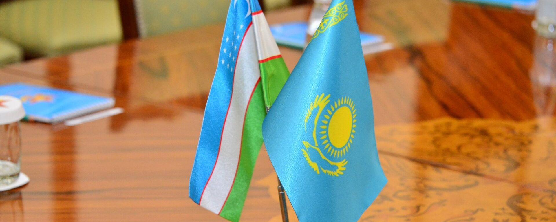 Флаги Казахстана и Узбекистана - Sputnik Казахстан, 1920, 03.07.2022