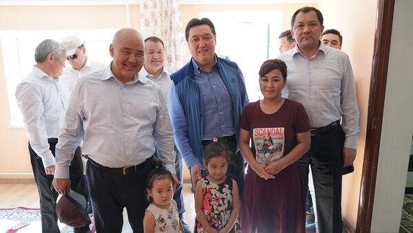 Премьер Аскар Мамин и аким Туркестанской области Умирзак Шукеев посетили дом жительницы Арыси - Sputnik Казахстан