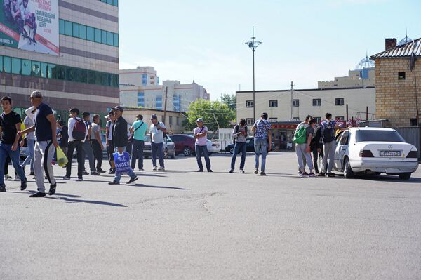 Адамды құлдай көреді: астанадағы пятакта қара жұмыс істейтіндердің әңгімесі  - Sputnik Қазақстан