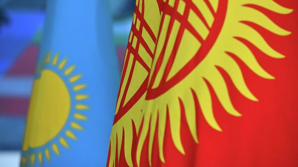 Флаги Казахстана и Крыгызстана - Sputnik Казахстан