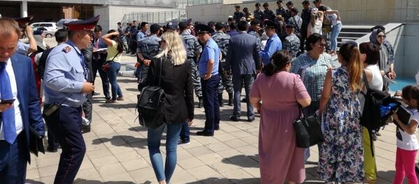 Многодетные женщины у здания правительства Казахстана, архивное фото - Sputnik Казахстан