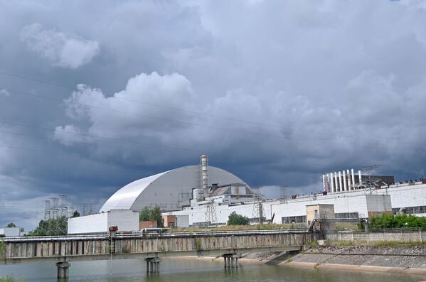 Вид на новый саркофаг над Чернобыльской АЭС - Sputnik Казахстан