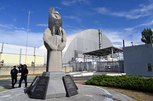 Памятник у нового саркофага над Чернобыльской АЭС - Sputnik Казахстан
