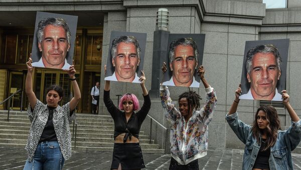 Участники акции протеста с портретами джефри Эпштейна перед зданием Федерального суда в Нью-Йорке - Sputnik Казахстан
