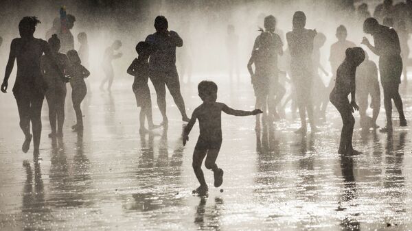 Горожане купаются в фонтане, архивное фото - Sputnik Казахстан