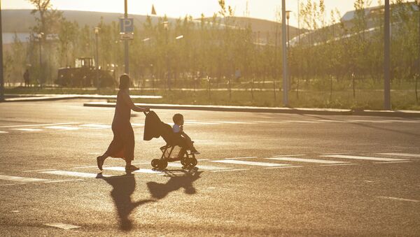 Женщина с ребенком в коляске - Sputnik Казахстан