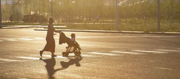 Женщина с ребенком в коляске, архивное фото - Sputnik Казахстан