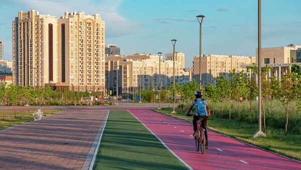 Велосипедист на велодорожке в столице - Sputnik Казахстан