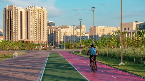 Велосипедист на велодорожке в столице - Sputnik Казахстан