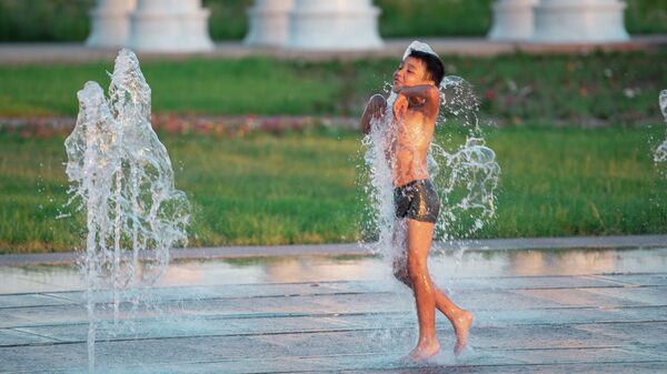 Мальчик купается в городских фонтанах - Sputnik Казахстан