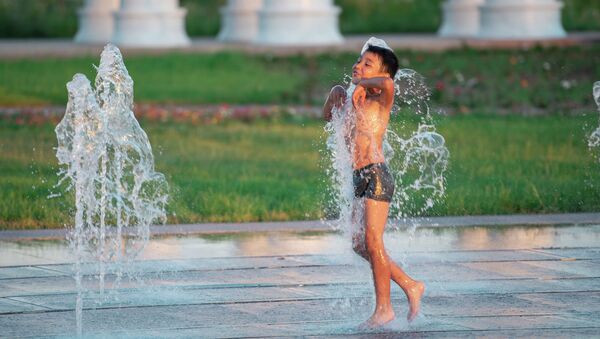 Мальчик купается в городских фонтанах - Sputnik Қазақстан
