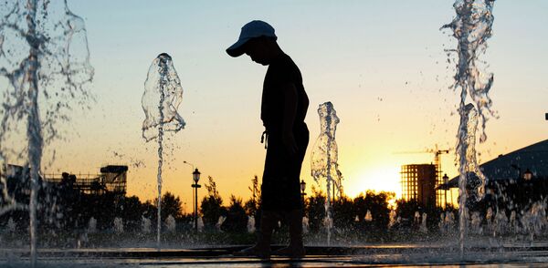 Горожане у фонтанов Горожане у фонтанов - Sputnik Казахстан