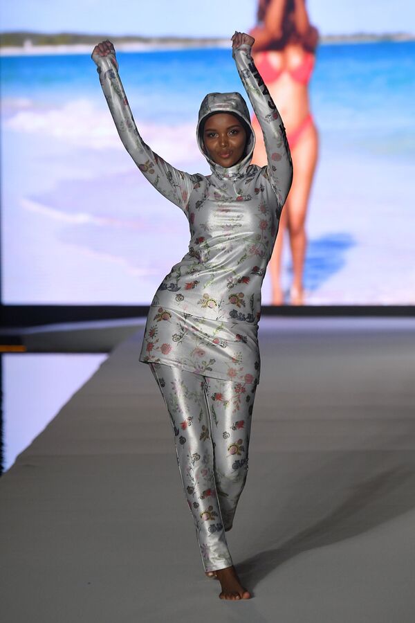 Модель Халима Аден на показе Неделе пляжной моды в Майами - Sputnik Казахстан