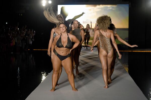 Модели во время презентации коллекции 2019 Sports Illustrated Swimsuit  на Неделе пляжной моды в Майами  - Sputnik Казахстан