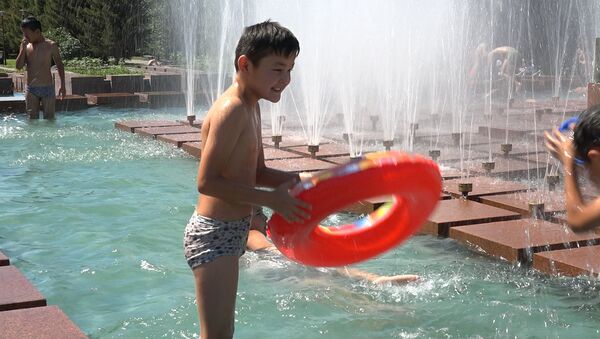 Весело, но опасно: дети спасаются от жары в фонтанах столицы - видео - Sputnik Казахстан
