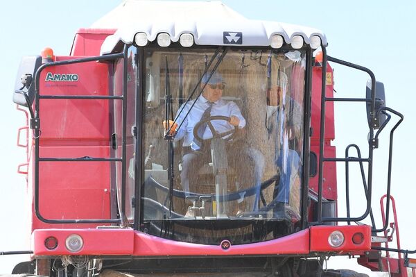 Фотодерек: Өмірзақ Шөкеев комбайн айдап жүр - Sputnik Қазақстан