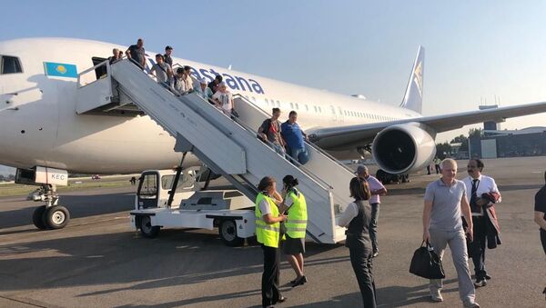 Пассажиры рейса Алматы - Нур-Султан выходят из самолета Эйр Астаны, вылет которого задержали по технической причине - Sputnik Қазақстан