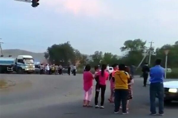 Өскемен тұрғындары жаппай көшеге шығып, жолды жауып тастады Өскемен тұрғындары жаппай көшеге шығып, жолды жауып тастады - Sputnik Қазақстан