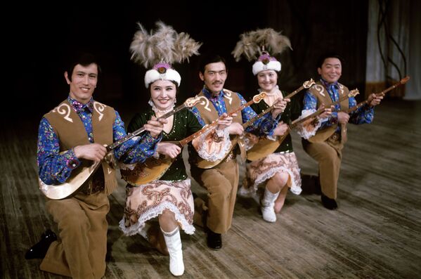 Домбристы Казахского танцевального ансамбля Гульдер во время выступления - Sputnik Казахстан