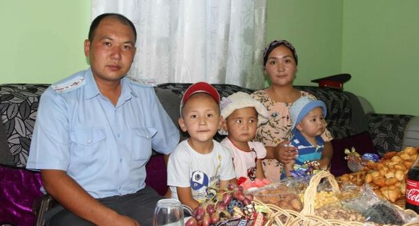 Отбасымен бірге мешітте тұруға мәжбүр болған полицей баспаналы болды – фото - Sputnik Қазақстан