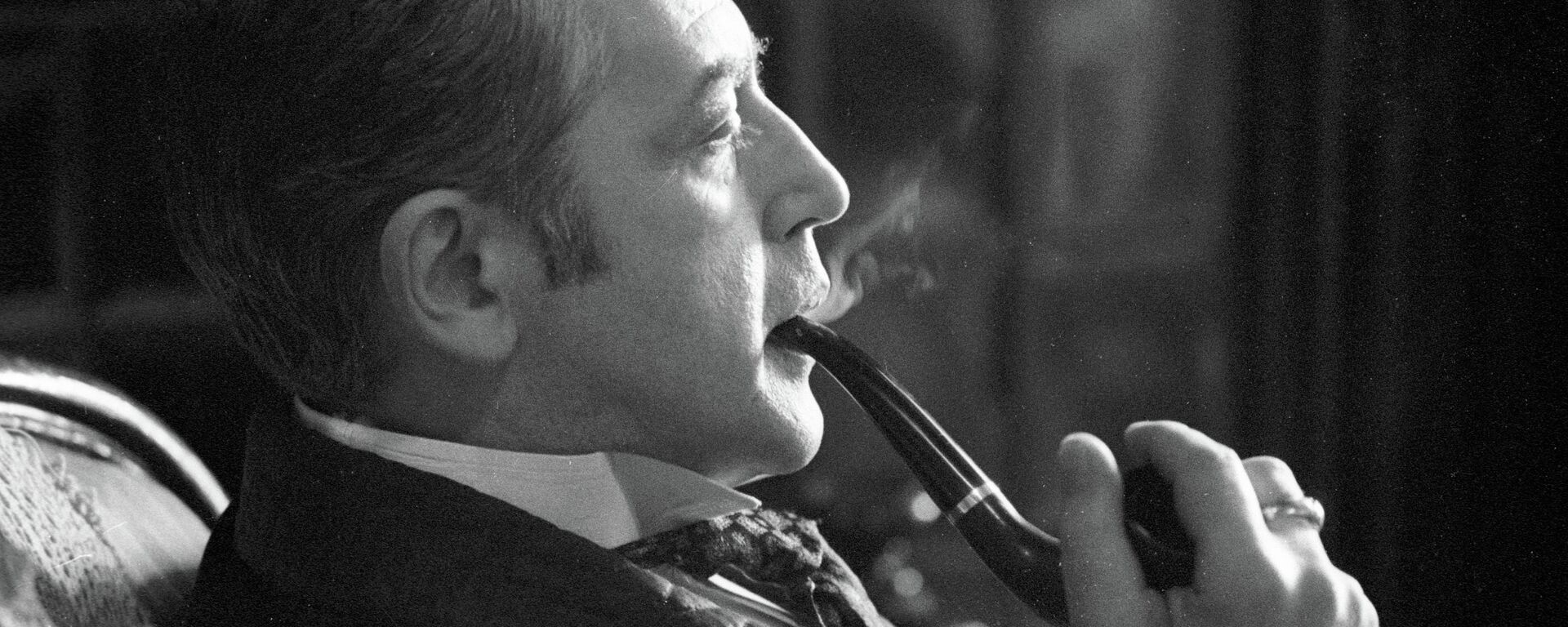 Василий Ливанов в роли Шерлока Холмса - Sputnik Казахстан, 1920, 19.07.2019