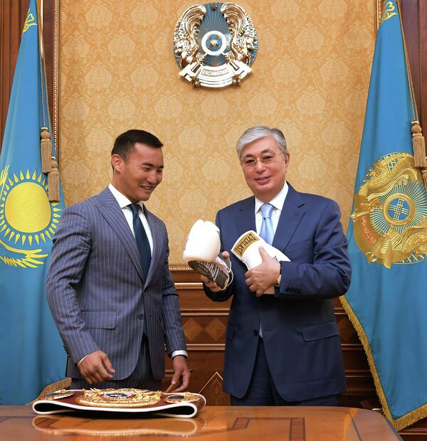 Токаев показал кулак на встрече с Канатом Исламом - Sputnik Казахстан