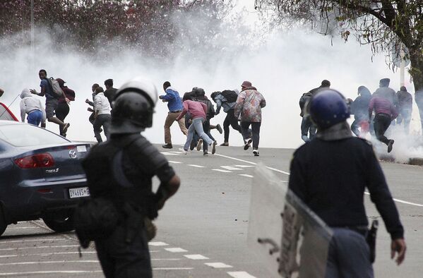 Полиция применяет слезоточивый газ против студентов-демонстрантов в Питермарицбурге, ЮАР - Sputnik Қазақстан
