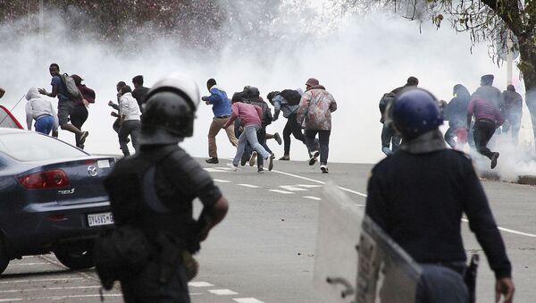 Полиция применяет слезоточивый газ против студентов-демонстрантов в Питермарицбурге, ЮАР - Sputnik Казахстан