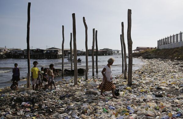 Замусоренный пляж в Порт-Морсби, столице Папуа - Новой Гвинеи - Sputnik Казахстан