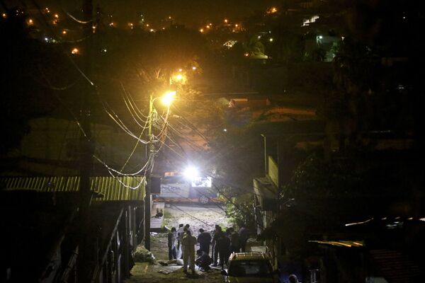 Полицейские на месте убийства молодого юноши в районе Chamelecon города Сан-Педро-Сула, Гондурас - Sputnik Казахстан