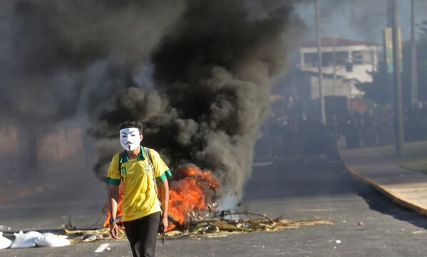Во время протестов в Фортазеле, Бразилия - Sputnik Қазақстан