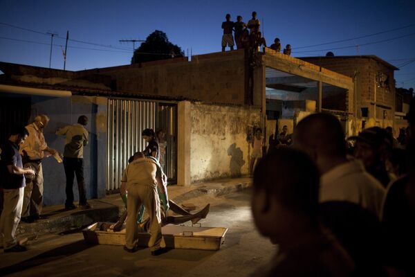 Работники морга забирают тело мужчины, погибшего во время стрельбы в районе Итинга в Сальвадоре, Бразилия - Sputnik Қазақстан