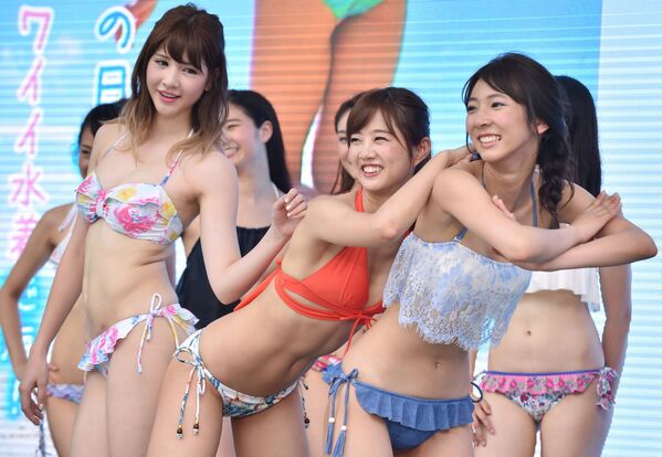 Модели позируют в бикини во время танцевального рекламного флешмоба в Токио, Япония - Sputnik Казахстан