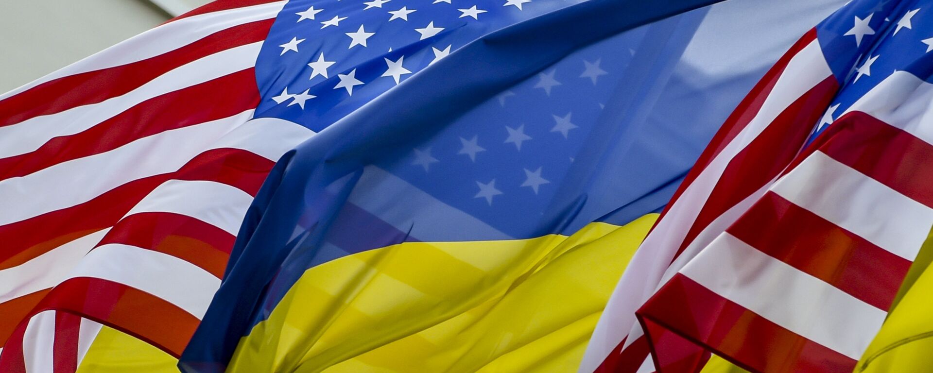 Флаги США и Украины - Sputnik Қазақстан, 1920, 13.02.2024