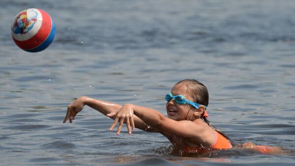 Девочка на пляже Большого Садового (Академического) пруда в Москве - Sputnik Казахстан