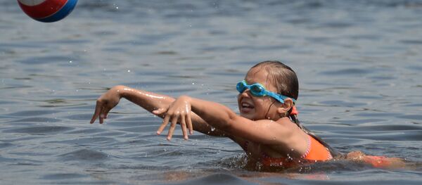 Девочка на пляже Большого Садового (Академического) пруда в Москве - Sputnik Казахстан