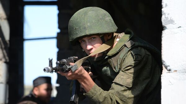 Российский военнослужащий во время отработки практических действий войск на антитеррористических учениях - Sputnik Казахстан