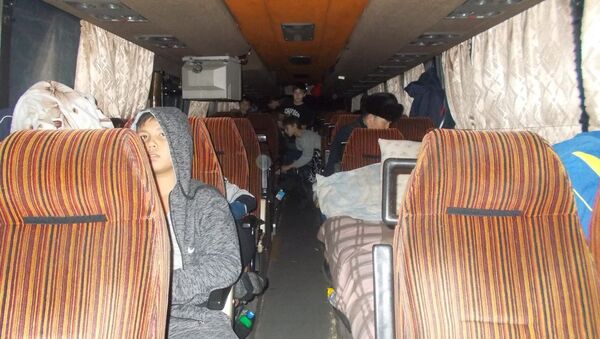 Архивное фото людей в пассажирском автобусе - Sputnik Казахстан