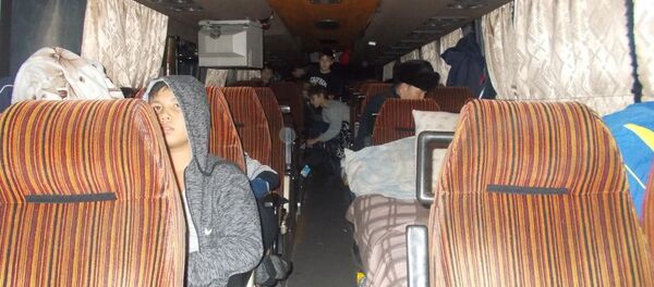 Архивное фото людей в пассажирском автобусе - Sputnik Казахстан