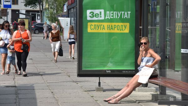 Агитационный плакат партии Владимира Зеленского Слуга Народа на одной из улиц Львова (Украина) - Sputnik Казахстан