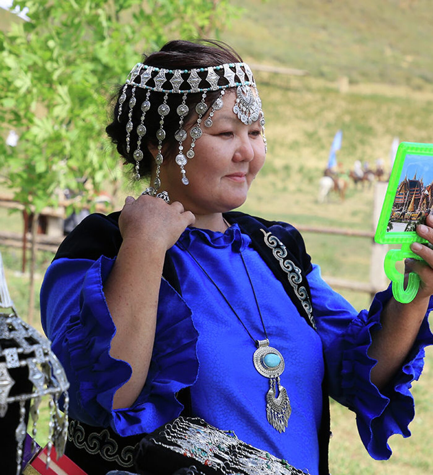 Бау таққан әйел